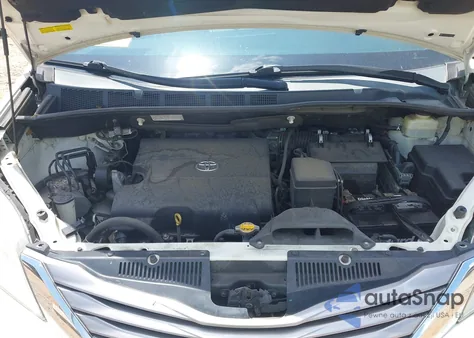 2015 Toyota Sienna Xle 8 Passenger z USA, uszkodzony, nr VIN 5TDYK3DC2FS689838